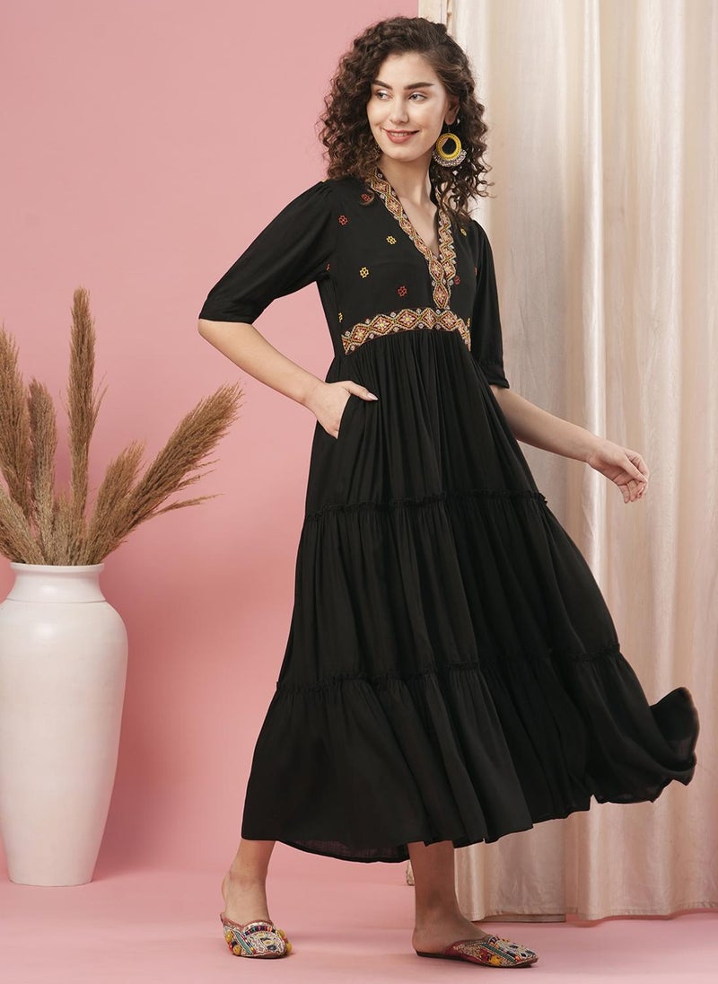 جلو باص جلوبس فستان ماكسي مطرز نسائي - Image 3